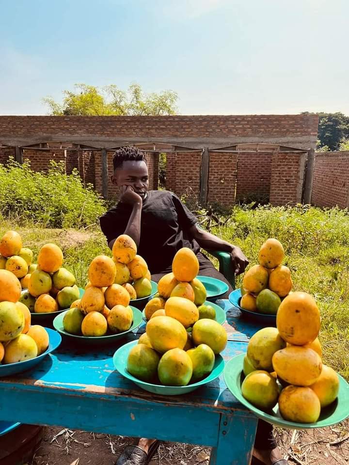 PHOTOS: John Blaq hawks mangoes alongside the road