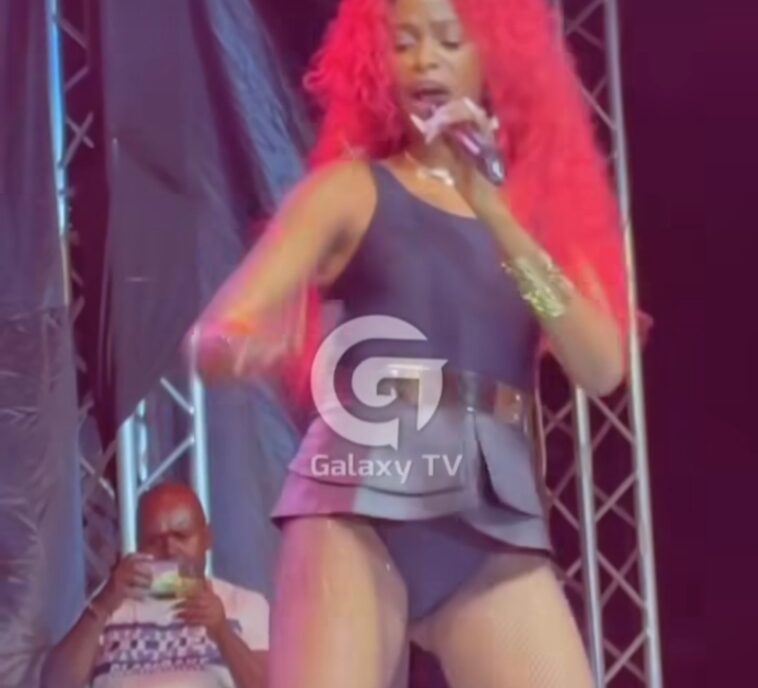Video: Again!!! Hellen Lukoma goes 18+ during a performance
