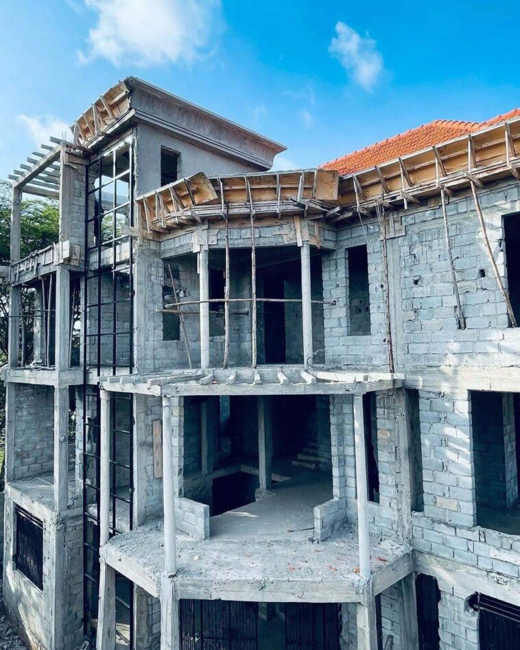 VIDEO: Gravity Omutujju mockingly uses Chameleon’s song to show off his mansion