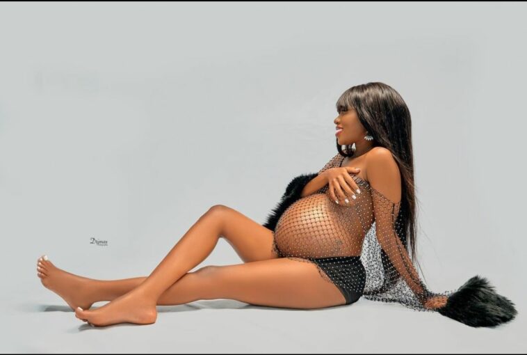 Former Miss Nkumba University Doreen Muganwa poses nekkid in pregnancy photoshoot