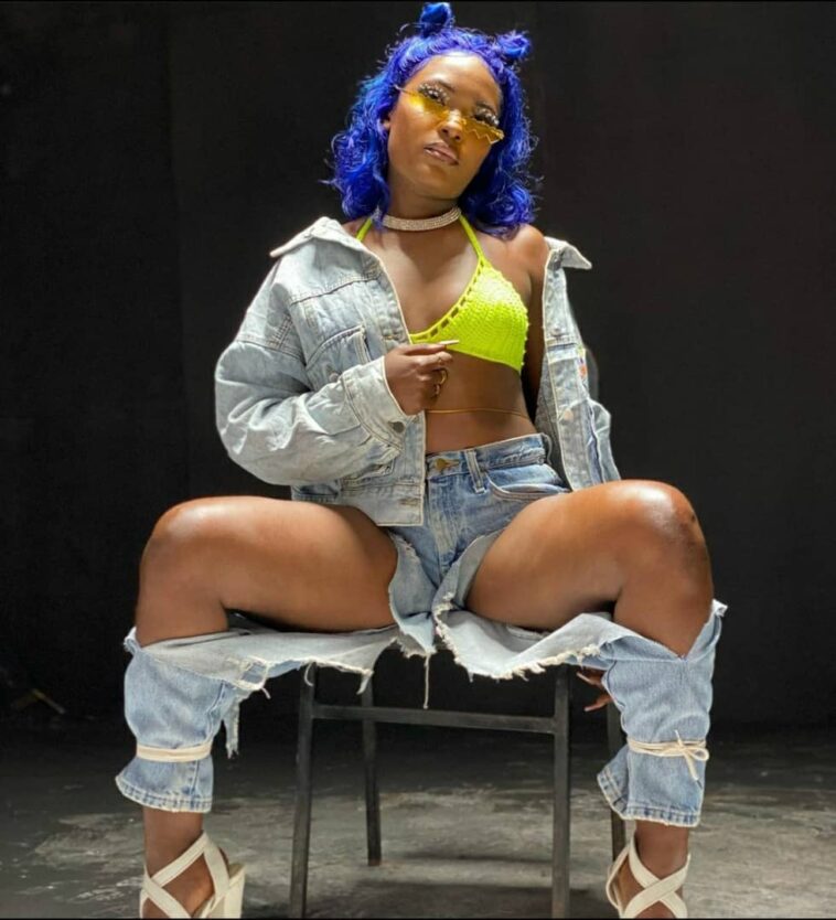 VIDEO: Sumbie and b00bies on display as Aroma jams to her music