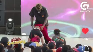 Video: Gravity Omutujju attempts to chew queen dancer in stage