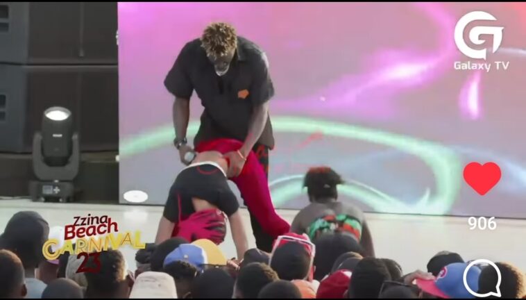 Video: Gravity Omutujju attempts to chew queen dancer in stage