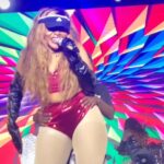 VIDEO: Shakira Shakiraa shows off her fat bare sumbie on stage