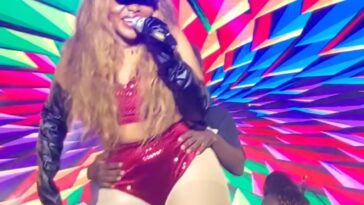 VIDEO: Shakira Shakiraa shows off her fat bare sumbie on stage