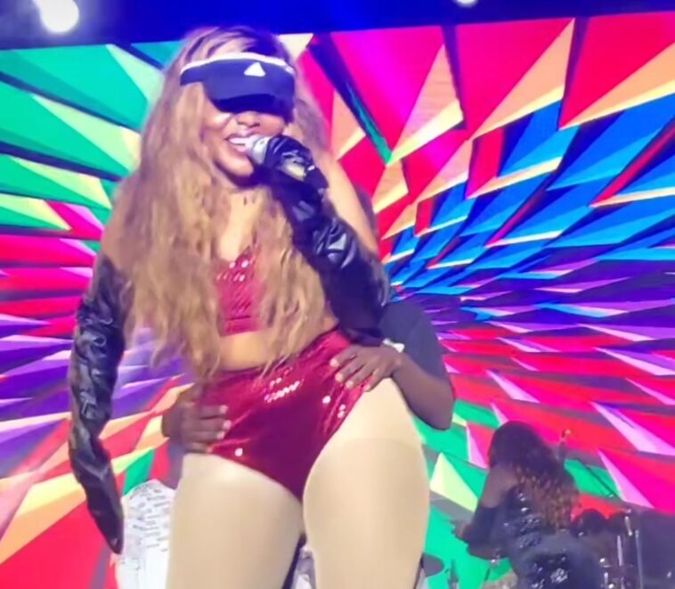 VIDEO: Shakira Shakiraa shows off her fat bare sumbie on stage