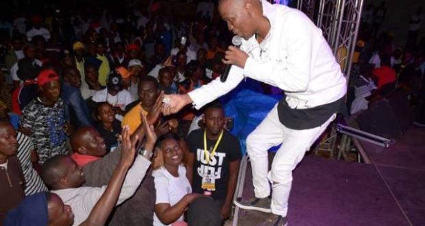 VIDEO: Eddy Kenzo beats Big Eye Starboss like a baby