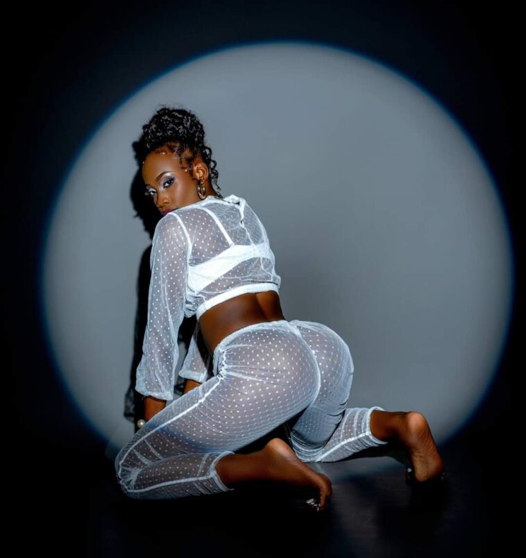 PHOTO: Recho Rey serves fans with juicy nekkid photos