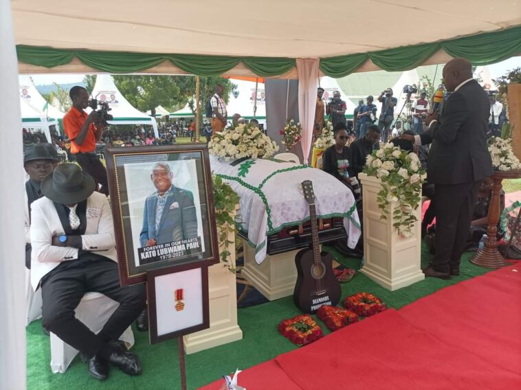 VIDEO: Watch traditional healers fight for Kato Lubwama’s body, accuse Pastor Bugingo of stealing it