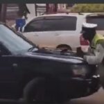 VIDEO: Watch angry Ugandan knock down a traffic officer trying to stop him