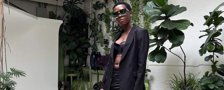 PHOTO: Azawi shows off her juicy b00bs in public