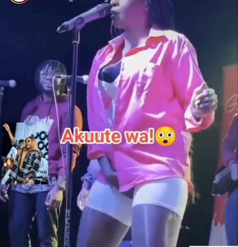 VIDEO: Cindy f!ingers her sumbie on stage