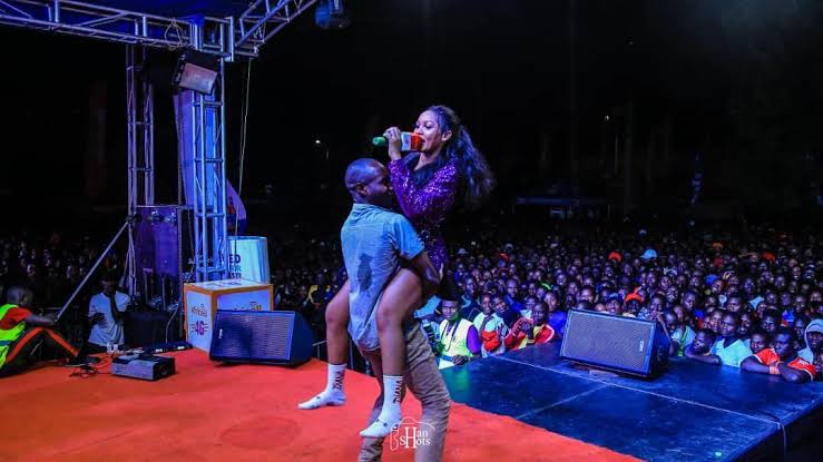 VIDEO: Spice Diana shows sumbie to fans on stage