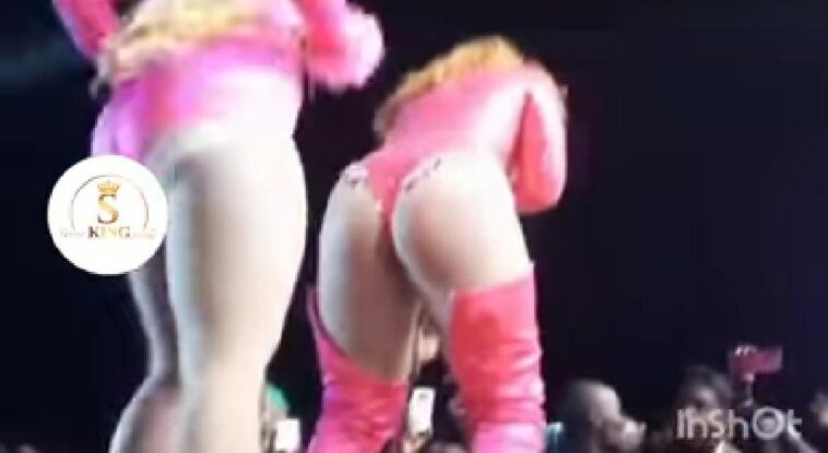 VIDEO: Singer Shakira Shakira appears on stage with bare b00ty