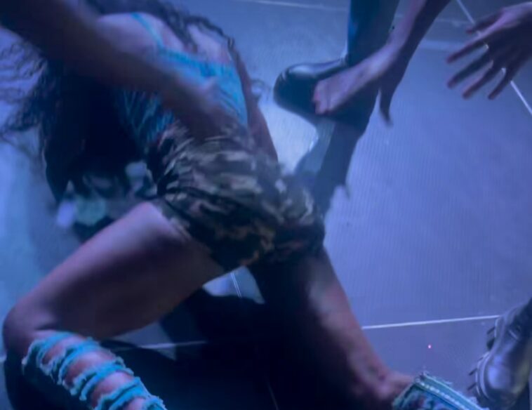 VIDEO: Karole Kasita shows off her panty less small Nyash live on stage