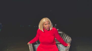 VIDEO: Martha Mukisa shows off her clean sumbie to fans at David Lutalo’s concert