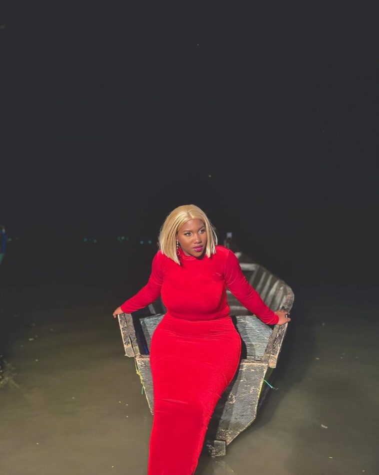 VIDEO: Martha Mukisa shows off her clean sumbie to fans at David Lutalo’s concert