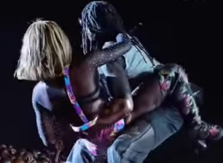 VIDEO: Ziza Bafana chews Karole Kasita in front of fans live on stage