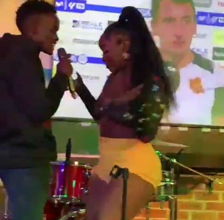 VIDEO: Fan chickens out after Lydia Jazmine parades her sumbie for him on stage