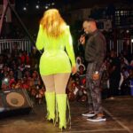 VIDEO; Shakiraa flashes her sumbie on stage