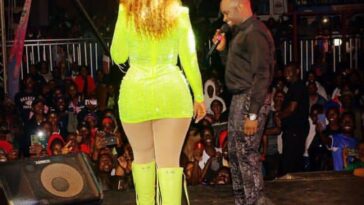 VIDEO; Shakiraa flashes her sumbie on stage