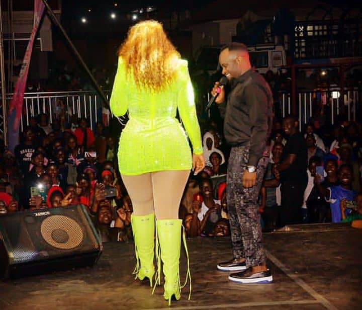 VIDEO; Shakiraa flashes her sumbie on stage